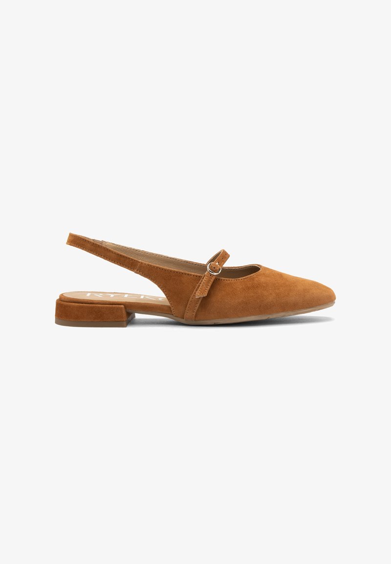 Ballet flats en daim beige avec un bout pointu, un talon plat et une sangle réglable ornée d'une boucle ronde.
