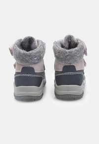 Bērnu zābaki ar pelēku vilnas oderi, rozā un melnā ādas paneļiem, noapaļota forma, un Velcro lentes aizdarei. Strukturēta gumijas zole.