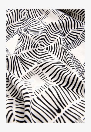 Czarno-biała tkanina z falistym, liniowym wzorem o zmiennej grubości. Materiał wydaje się miękki i lekki, co podkreśla jego fakturę.