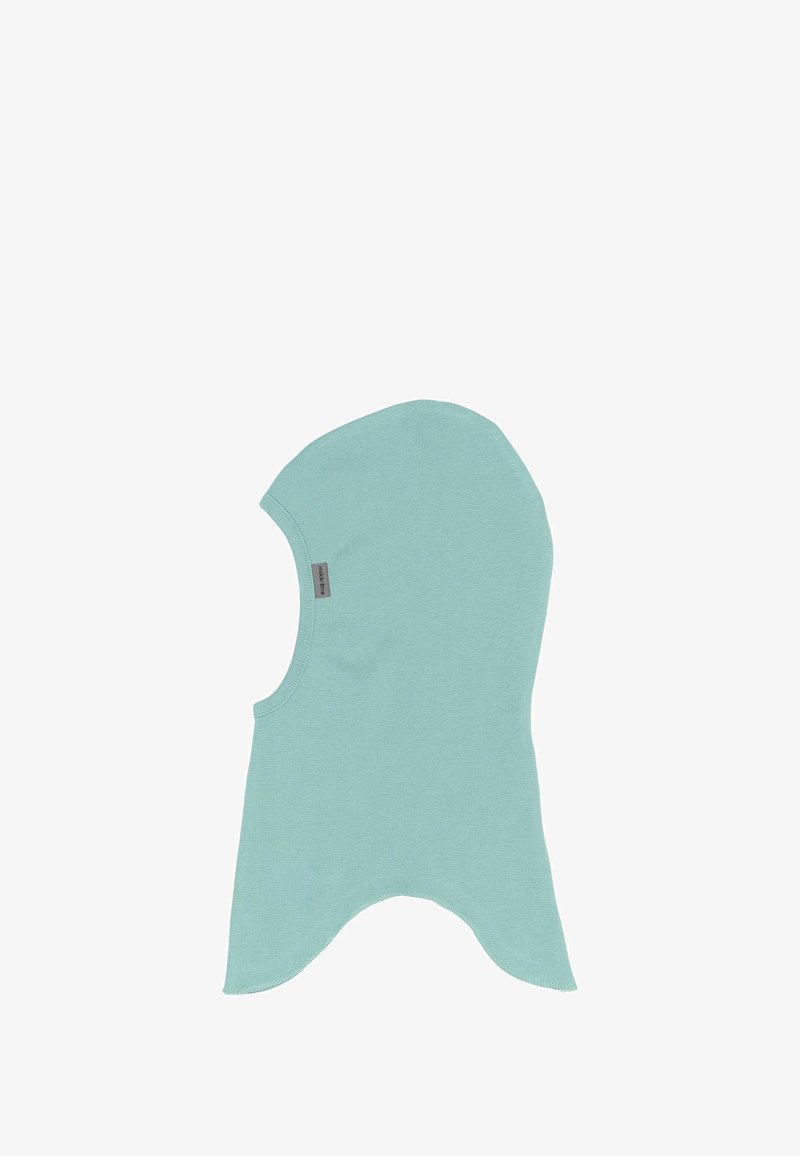Cagoule en tricot bleu clair de style masque intégral avec une petite étiquette en tissu sur le côté, conçue pour couvrir la tête et le cou.