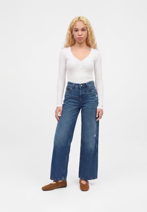 Tommy Jeans, DAISY LOW RISE LOOSE DISTRESSED JEANS - Свободни дънки - denim medium
