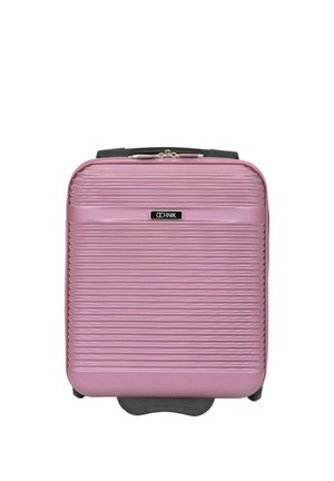 Mała różowa twarda walizka z poziomymi żebrowaniami, czarną rączką, kółkami oraz etykietą marki "COCHNIK" na przedniej części.