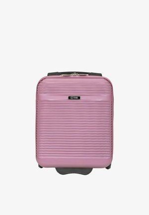 Mała różowa twarda walizka z poziomymi żebrowaniami, czarną rączką, kółkami oraz etykietą marki "COCHNIK" na przedniej części.