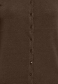 Brauner Strickcardigan mit durchgehendem Knopfverschluss und sechs passenden Knöpfen. Glatte Textur und figurnaher Schnitt. Keine Muster oder Akzente.