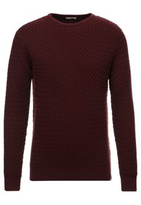 Burgundy stickad tröja med ett texturerat diamantmönster, rund halsringning och ribbade muddar och nederkant. Tillverkad av mjukt, bekvämt tyg.
