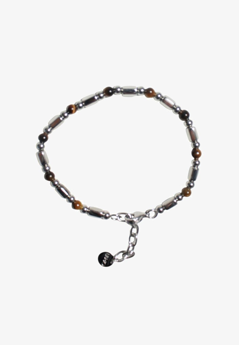 Braccialetto di perline con pietre ovali metalliche e sferiche marroni alternate, con chiusura a catena color argento e una targhetta circolare.