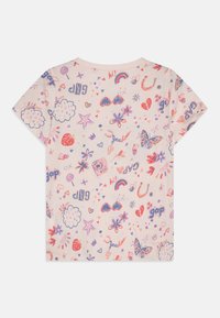 Trumpas rankovėmis marškinėliai šviesiai rožinės spalvos audinyje su spalvingais piešiniais, raštais ir žodžiu "gap" įvairiais stiliuose išdėstytais ant paviršiaus.