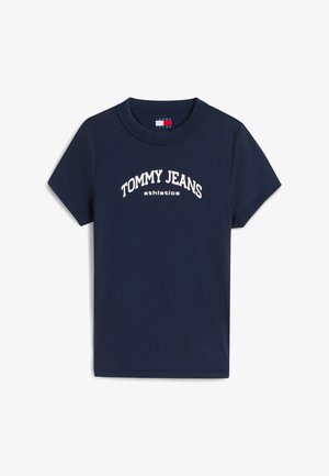 Tmavě modré tričko s krátkým rukávem s bílým potiskem "TOMMY JEANS athletics" na hrudi a štítkem s logem Tommy Jeans uvnitř límce.