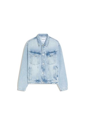 Svetlo modra jeans jakna z gumbi na sprednji strani, dvema prsnikoma z zaponkami, pokončnima stranskima žepoma in zašiljenim ovratnikom.