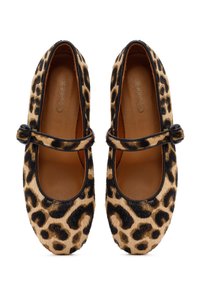 Bailarinas de estampado de leopardo con una correa negra con hebilla, textura de piel, punta redondeada y plantillas lisas marrones. Diseño ligero.