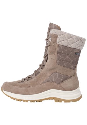 Bottes chelsea en daim marron avec un col en fausse fourrure matelassé, des panneaux d'accent en maille texturée et une semelle en caoutchouc blanc. Des lacets montent à l'avant.