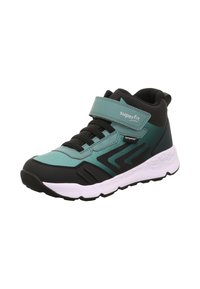 Wysokie buty sportowe z gradientowym wzorem w odcieniach teal i czerni, wykonane z materiału syntetycznego, z rzepem oraz teksturowaną gumową podeszwą.