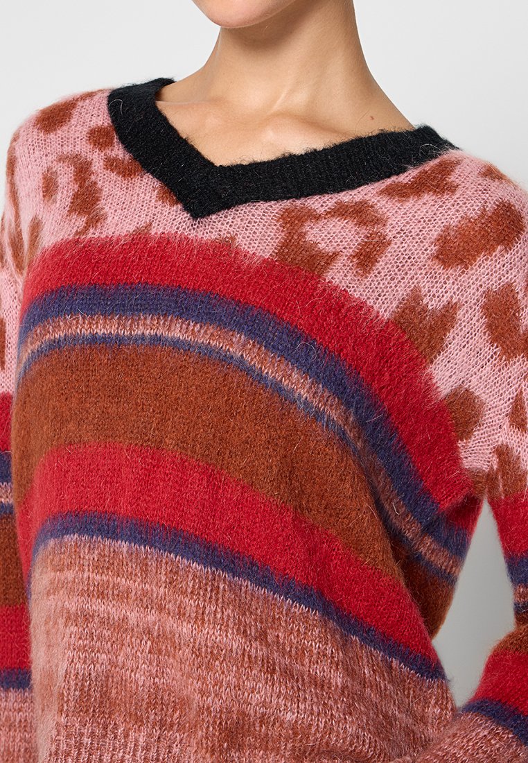 Multikleurige gebreide trui met een V-hals, zwarte afwerking, een gladde textuur en patronen van horizontale strepen in rood, roze en bruin.