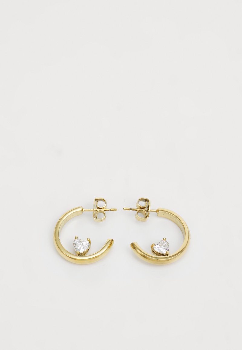 Χρυσά σκουλαρίκια κρίκοι με ακρυλικό διακοσμητικό πέτρα σε σχήμα καρδιάς. Λείος, καμπύλος σχεδιασμός, διαθέτοντας κούμπωμα με πόστο για ασφαλή κλείσιμο.