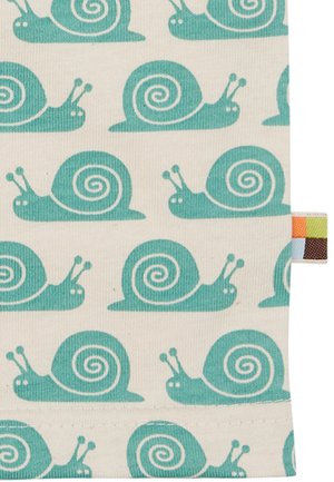 Katoenen stof met een herhalend patroon van turquoise slakken op een crème achtergrond, met spiraalvormige scheldesigns en kleine ogen.