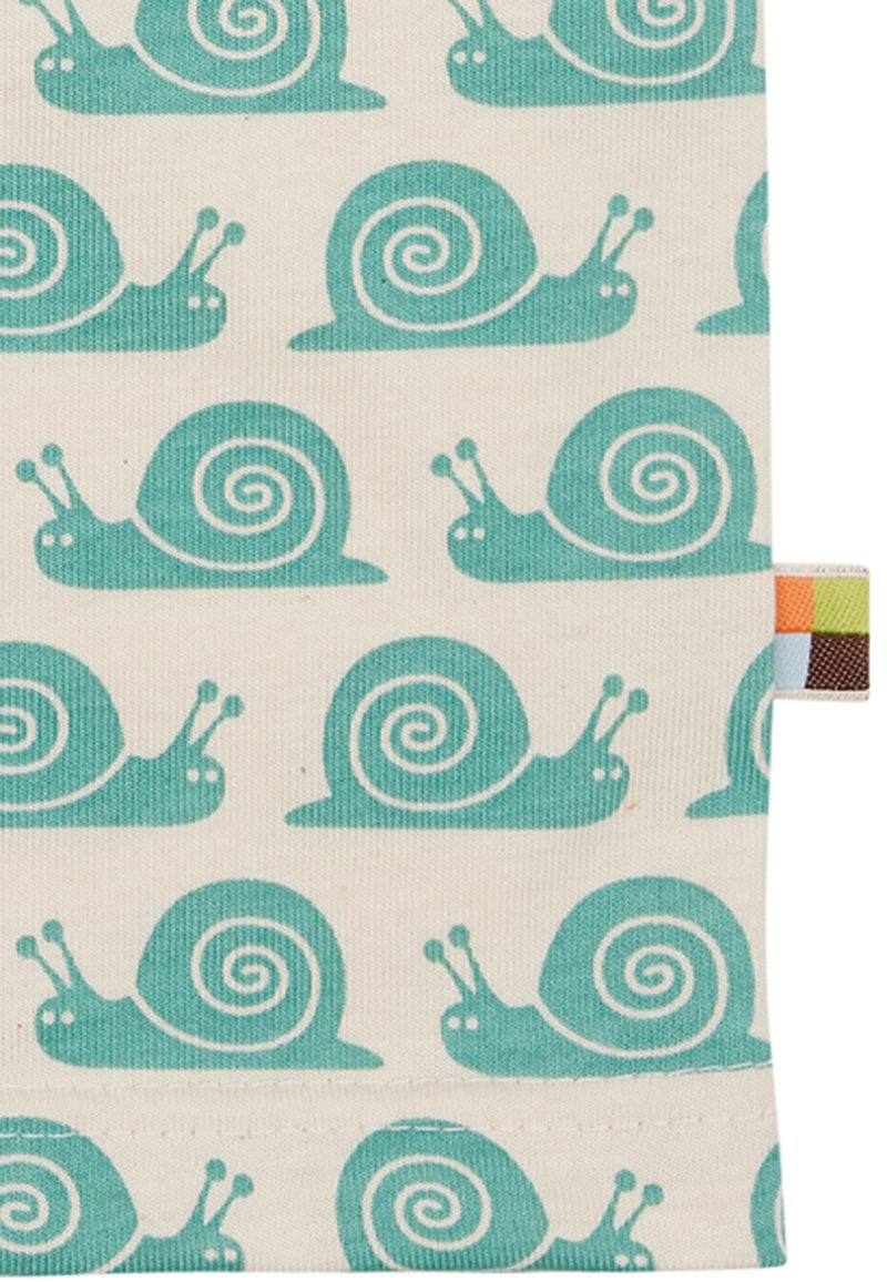 Baumwollstoff mit einem sich wiederholenden Muster von türkisfarbenen Schnecken auf einem cremefarbenen Hintergrund, mit Spiral-Schalendesigns und kleinen Augen.