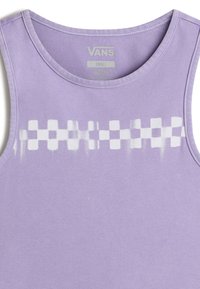 Camiseta sin mangas de color púrpura con una textura suave, con un patrón de tablero de ajedrez blanco en el pecho. La etiqueta en el cuello dice "VANS."