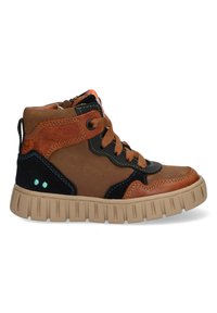 Zapatilla alta marrón y negra con parte superior de cuero texturizado, cuello acolchado, cordones redondos y suela de goma beige gruesa. Detalles en verde.