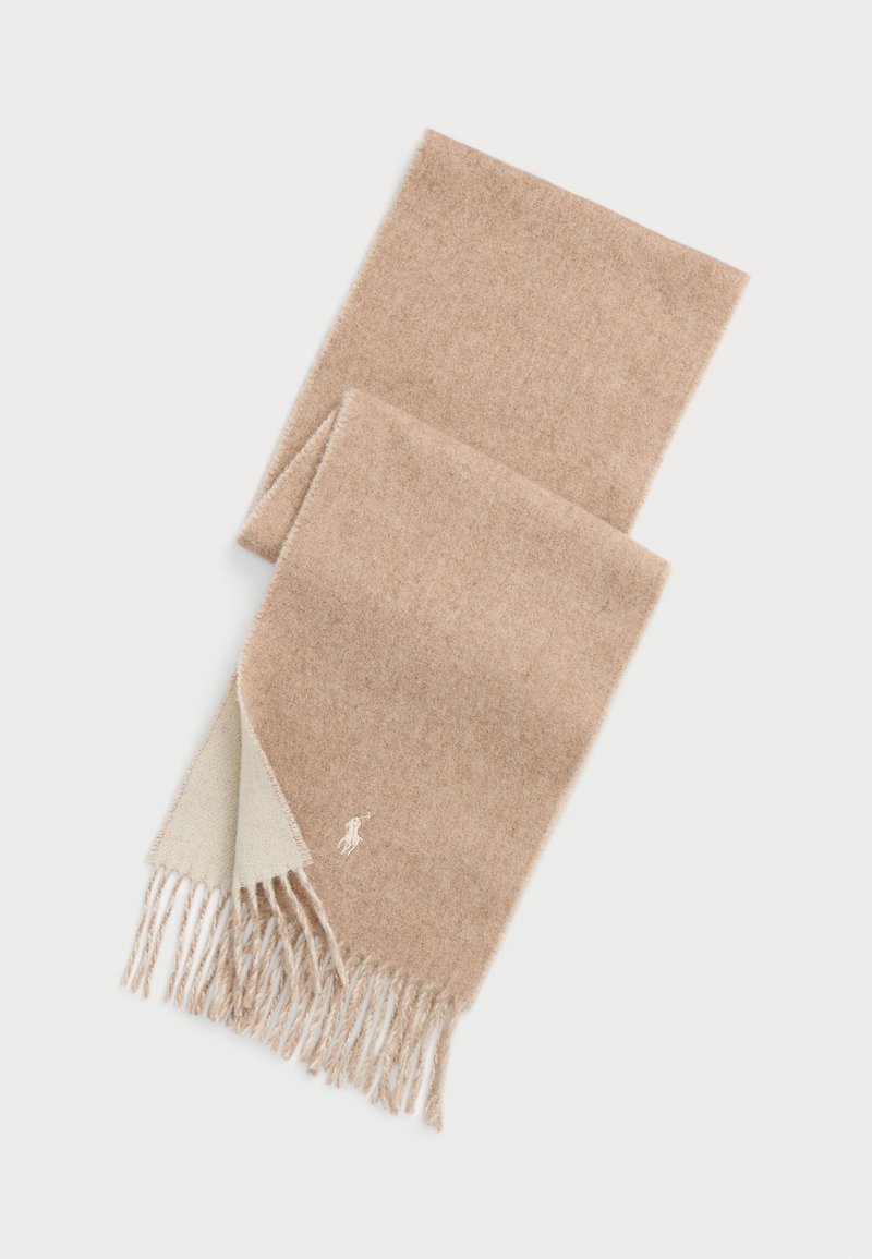 Sciarpa di lana beige con una consistenza morbida, caratterizzata da bordi frangiati e un logo ricamato in una tonalità più chiara. Design liscio e rettangolare.