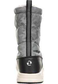 Grå quilted støvle med en sort gummisål, tekstureret overdel og hvid faux fur-fôring øverst; har en sort stribe og logo.