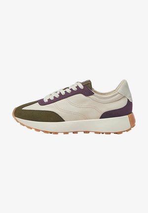 Niski sneaker z kremowymi, fioletowymi i oliwkowymi panelami, białymi sznurówkami oraz grubą kremową podeszwą z brązowym gumowym bieżnikiem.