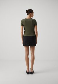 GAP MOD CROP TEE - Nyomott mintás póló - olive night