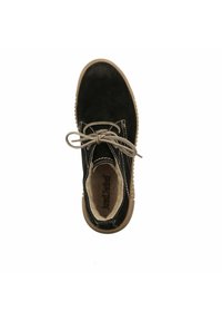 Scarpa in suede nera con punta rotonda, lacci beige e cuciture a contrasto. Interno morbido e suola in gomma texturizzata.