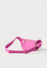 Ροζ τσαντάκι μέσης από λείο υλικό. Διαθέτει καμπυλωτό σχήμα, χρυστό φερμουάρ και ρυθμιζόμενο λουράκι. Μινιμαλιστικός σχεδιασμός, χωρίς σχέδια.