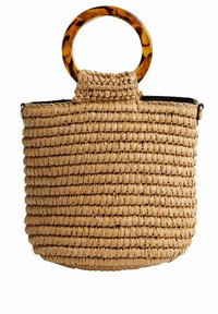 Wpleciona torba z słomy z okrągłym uchwytem w kolorze skorupy żółwia, o cylindrycznym kształcie i teksturowanej powierzchni. Czarne wnętrze wyłożone materiałem.