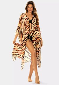 Kimon z kwiatowym wzorem, wykonany z lekkiego materiału w beżowych i brązowych odcieniach, z otwartym przodem, krótkimi rękawami oraz paskiem w talii do regulacji dopasowania.