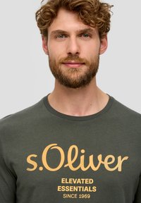 s.Oliver MIT GROSSEM LABEL - T-shirt print - olivgrün