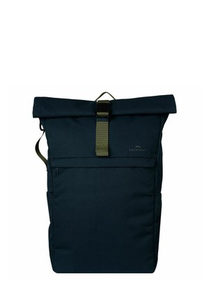 Sac à dos bleu foncé à fermeture roulante avec poche avant, sécurisé par une sangle vert olive et une boucle noire, avec un petit logo de la marque à l'avant.