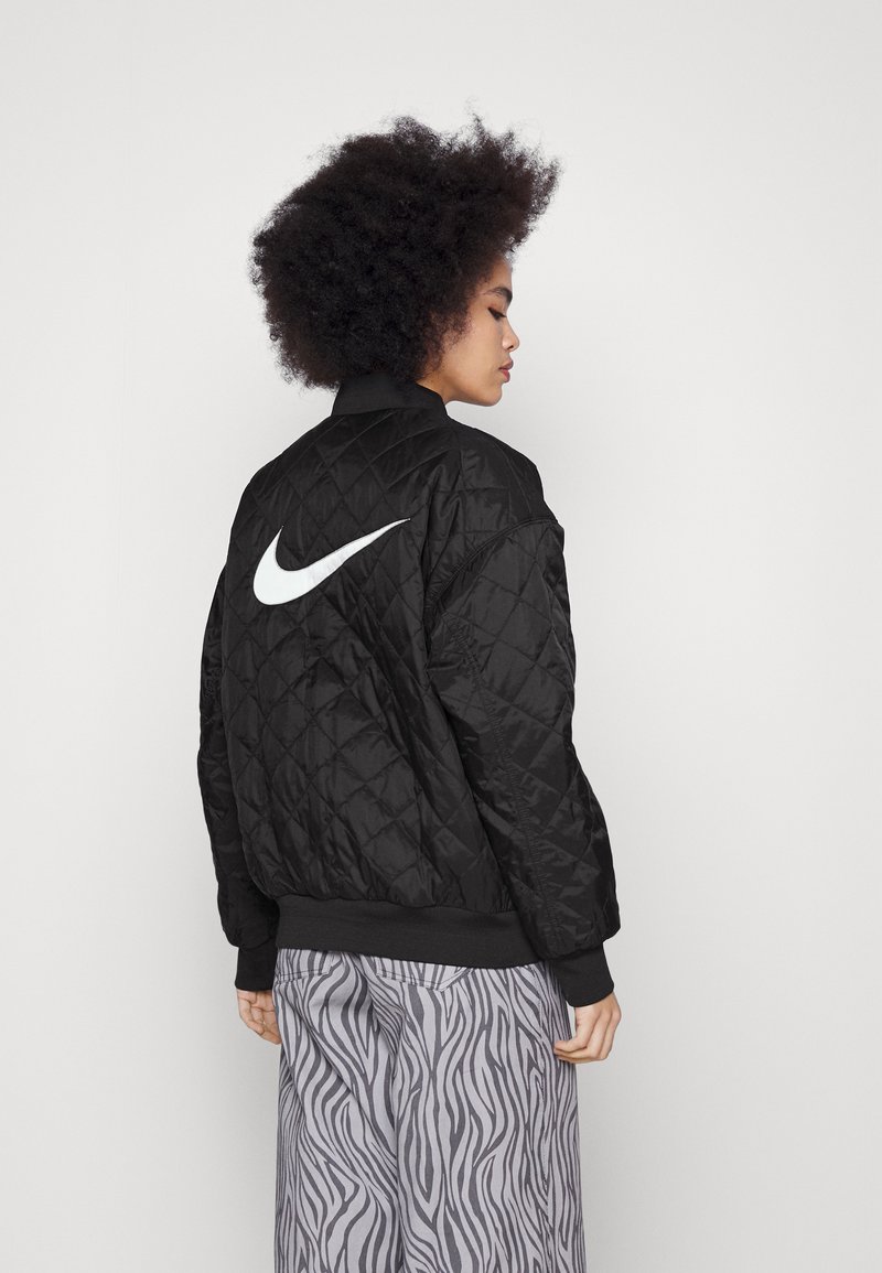 Nike Sportswear W NSW ESSNTL WVN BMR JKT IGNI - Bombejakke - black