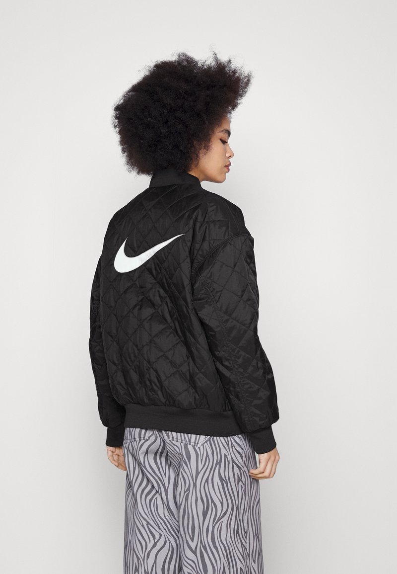 Nike Sportswear - W NSW ESSNTL WVN BMR JKT IGNI - Bomber Jacket - black, Enlarge