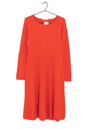 Robe en maille orange à manches longues et longueur au genou, avec col arrondi, suspendue à un cintre noir sur fond blanc.