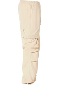 Beige cargo nadrág könnyű anyagból, elasztikus derékrésszel, oldalsó zsebekkel és húzott részletekkel a térdnél.