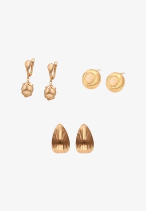 Kolme paria kultasävyisiä korvakoruja: riippuvat kukkakoristeiset, pyöreät helmikeskiset nappikorvakorut ja uurretut pisaranmuotoiset nappikorvakorut.