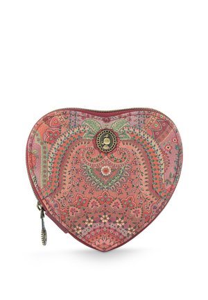 Herzförmige, mit Reißverschluss versehene Tasche mit pinkem und rotem floralen Paisley-Muster und einem kleinen dekorativen Metallemblem in der Mitte.