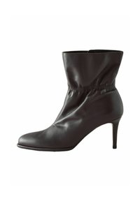 Tumepruunist nahast pahkluu saapad terava varbaga, saleda kõrge kanna ja voltidega detailiga pahkluul.