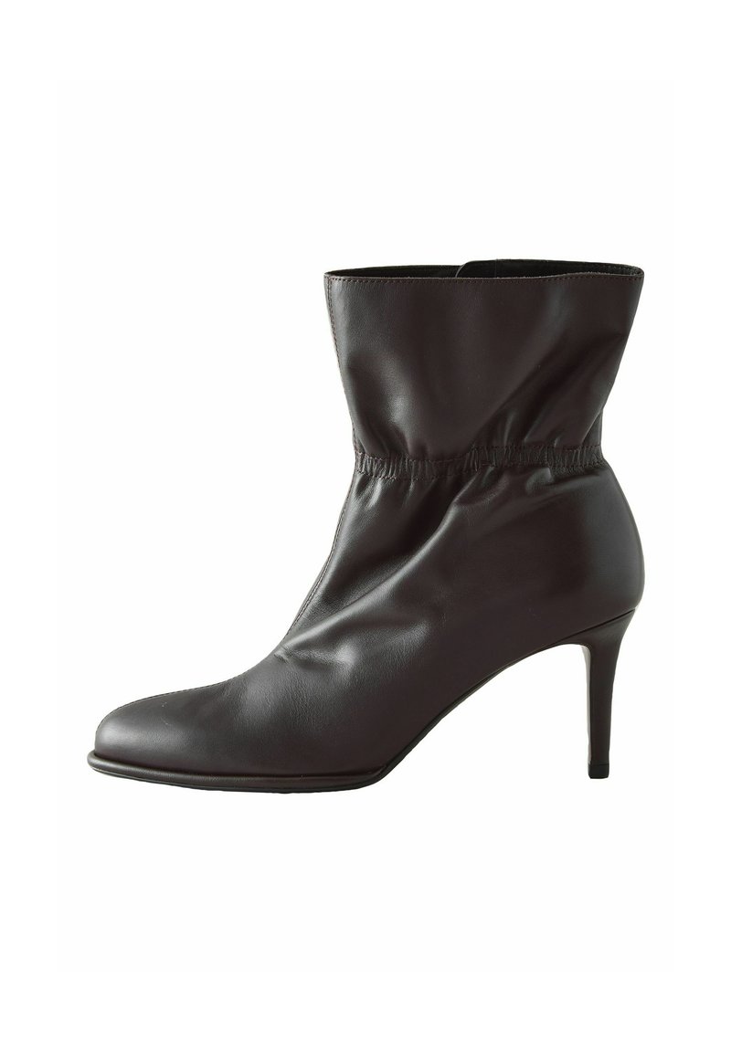 Tumepruunist nahast pahkluu saapad terava varbaga, saleda kõrge kanna ja voltidega detailiga pahkluul.