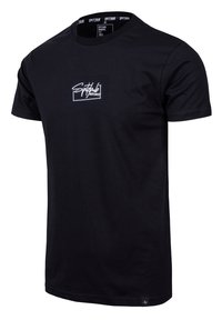 Schwarzes Baumwoll-T-Shirt mit kurzen Ärmeln, rundem Ausschnitt und einem weißen Logo-Graphic auf der Brust. Glatte Textur, normale Passform.