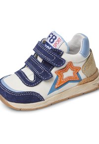 Scarpa sportiva con un design bianco, blu navy e azzurro chiaro, caratterizzata da un accento a stella, cinturini in Velcro e suole texturizzate per una migliore aderenza.