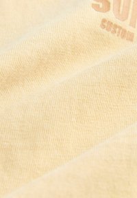 Unselected, yellow back print