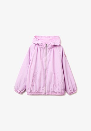 Světle fialová bunda s kapucí, předním zipem po celé délce, elastickými manžetami a lemem, dvěma předními kapsami a malým vyšívaným logem na levém rukávu.