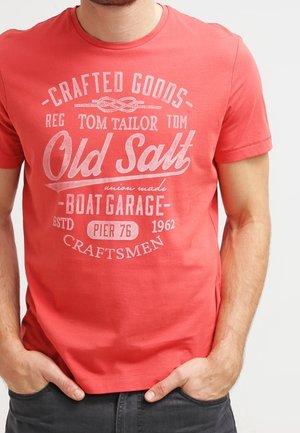 Koraalkleurig T-shirt met korte mouwen en witte grafische print met "Old Salt" en "Boat Garage." Gemaakt van katoen en met een ronde hals ontwerp.