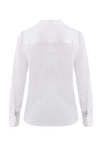 Chemise blanche à manches longues avec un léger éclat, dotée d'un col froncé, de poignets boutonnés et d'un tissu lisse et léger.