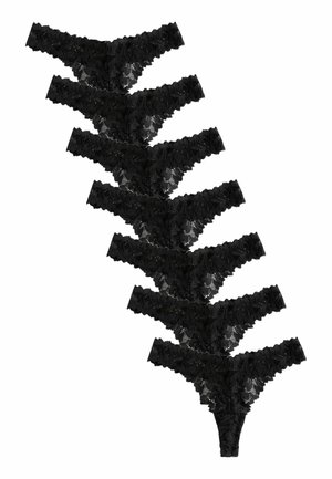 Perizoma di pizzo nero impilato. Presenta motivi floreali, bordi a scallop e una texture semi-trasparente. Esposti sette pezzi.