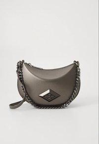 Fémes szürke válltáska ívelt formával, láncos pánttal és elöl egy fekete gyémánt alakú logóval. Simább textúrájú.