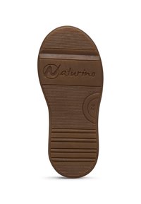Brązowa gumowa podeszwa buta z poziomymi i pionowymi żłobieniami, z okrągłym akcentem i wytłoczonym napisem "Naturino". Rozmiar oznaczony jako 24.