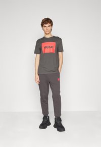 HUGO DULIVE - T-shirts med print - dark grey